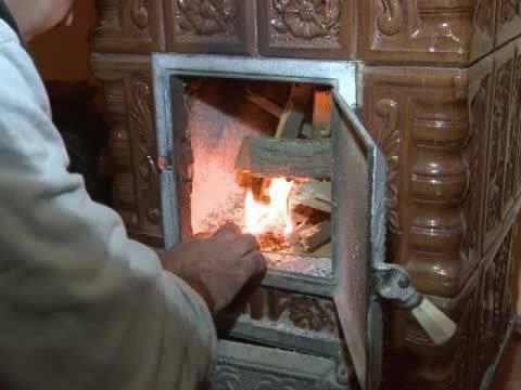 ДВА ЧЕЛОВЕКА ОТРАВИЛИСЬ УГАРНЫМ ГАЗОМ ПОСЛЕ ИСПОЛЬЗОВАНИЯ НЕИСПРАВНОЙ ПЕЧИ