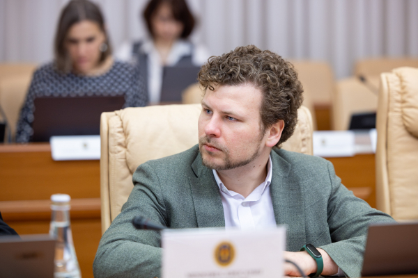 GUVERNUL MAJOREAZĂ BURSELE DE STUDII PENTRU ELEVI ȘI STUDENȚI