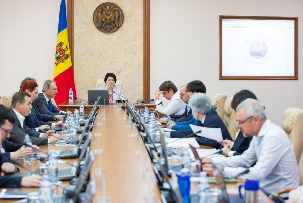 TINERII VOR PRIMI VOUCHERE CULTURALE PENTRU A MERGE LA TEATRU, EXPOZITII SI CONCERTE