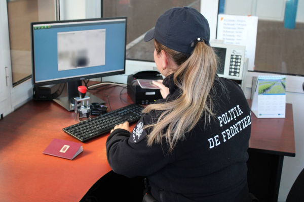 PERMISE DE CONDUCERE FALSIFICATE, RIDICATE DE LA DOI CĂLĂTORI