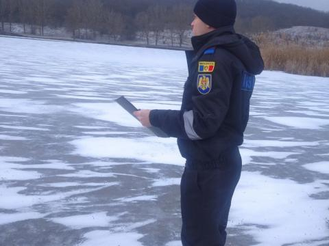 ДВА ЧЕЛОВЕКА СПАСЕНЫ СПАСАТЕЛЯМИ ПОСЛЕ ПОПАДАНИЯ ПОД ТОНКИЙ ЛЕД ВОДОЕМА