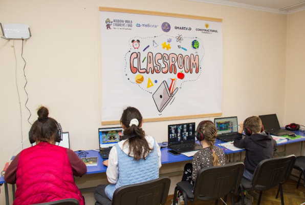 MAI MULȚI COPII REFUGIAȚI DIN UCRAINA ÎNVAȚĂ ONLINE ÎN PRIMA CLASĂ DESCHISĂ ÎNTR-UN CENTRU DE PLASAMENT DIN MOLDOVA