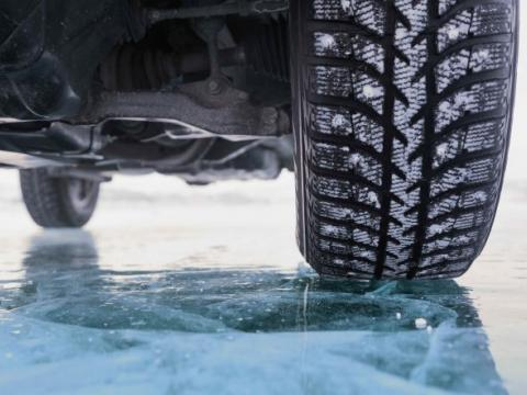 IGSU ÎNDEAMNĂ CONDUCĂTORII AUTO SĂ-ȘI ECHIPEZE CORESPUNZĂTOR AUTOVEHICULELE CU PRUDENȚĂ