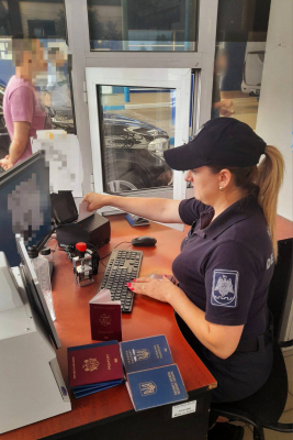 ALȚI DOI ŞOFERI AU ÎNCERCAT SĂ TREACĂ FRONTIERA CU PERMISELE DE CONDUCERE