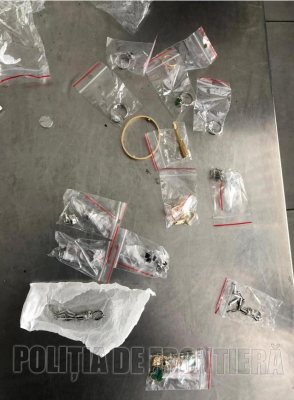 TREI REȚINUȚI PENTRU CONTRABANDĂ CU BIJUTERII