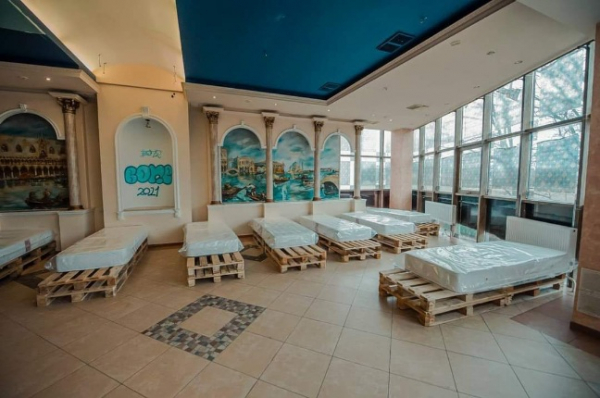 ÎNCĂ CIRCA 400 DE LOCURI PENTRU REFUGIAȚI PREGATITE ȘI AMENAJATE LA CINEMATOGRAFUL LUKOIL