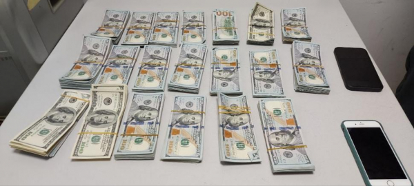 НАМЕРЕВАЛСЯ НЕЗАКОННО ВВЕЗТИ 100 000 ДОЛЛАРОВ США В МОЛДОВУ