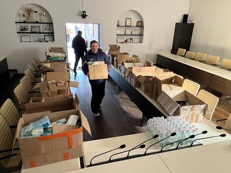 CONTINUĂ DISTRIBUIREA AJUTOARELOR UMANITARE PENTRU REFUGIAȚII GĂZDUIȚI DE FAMILIILE DIN REPUBLICA MOLDOVA