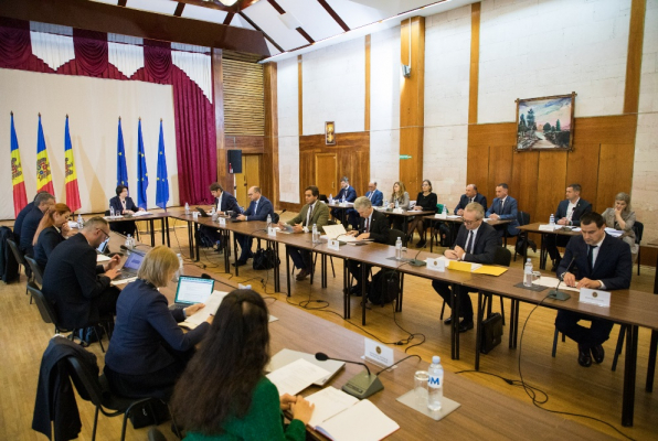 BUGETARII, CU UN SALARIU MAI MIC DE 15 MII DE LEI, VOR PRIMI UN AJUTOR UNIC DIN PARTEA STATULUI