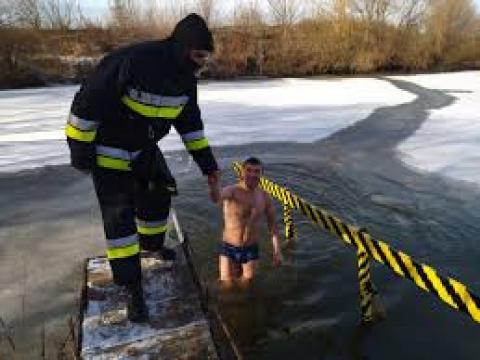 СПАСАТЕЛИ ПРЕДУПРЕЖДАЮТ О РИСКАХ ВО ВРЕМЯ КРЕЩЕНСКИХ КУПАНИЙ