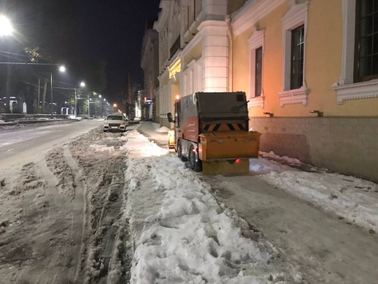 SERVICIILE MUNICIPALE DE SALUBRIZARE AU CONTINUAT INTERVENȚIILE LA DEZĂPEZIRE