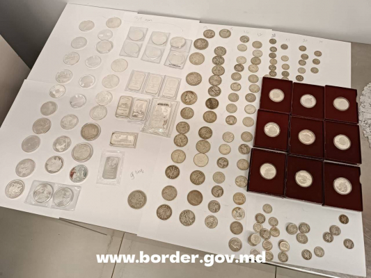 MONEDELE ȘI UN PISTOL, DESCOPERITE ÎN BAGAJELE A DOI CĂLĂTORI